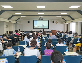 基地の紹介映像を鑑賞