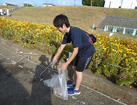 打ち上げ現場の河川敷でのゴミ拾いの様子