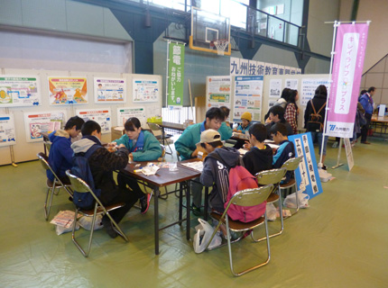 手回し発電機工作コーナー　大人気！