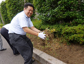 除草中の写真