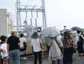 変圧器と送電線の写真