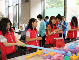 バルーンアート（大分県立芸術文化短期大学）の様子