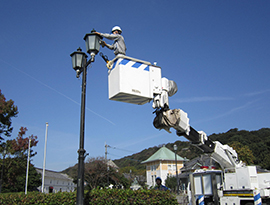 高所作業車を使っての街路灯の清掃の様子