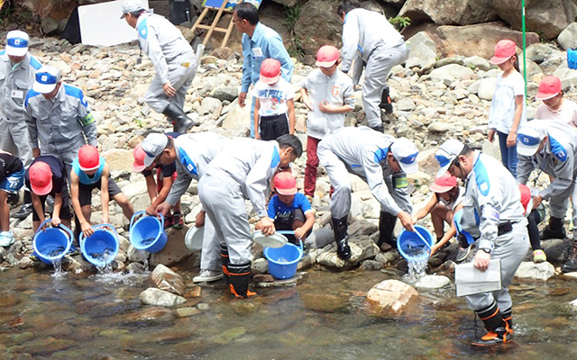 耳川流域の小学生と一緒に稚魚放流を行いました！！のイメージ