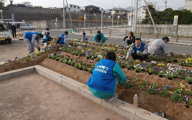 こらぼらQでん「苅田駅前花植えボランティア」を行いましたのイメージ