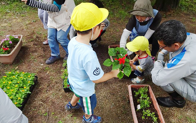 「慈愛園子供ホーム」さまと花の植栽活動を行いましたのイメージ