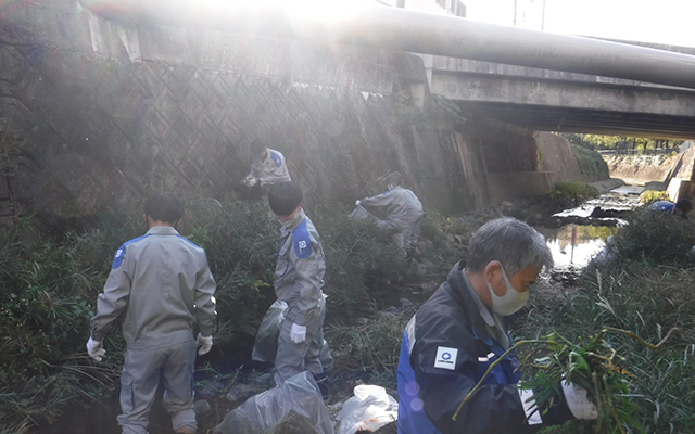 こらぼらQでんecoの取組み‐地元のかたと協働で長崎市平和公園そばの「下の川」で除草作業を行いました‐のイメージ