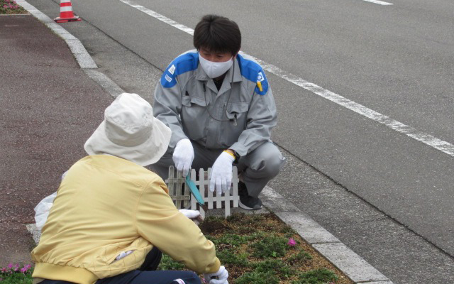 ‐「こらぼらQでんeco」の取組み‐地域の皆さまと一緒にシバザクラの苗を植えましたのイメージ