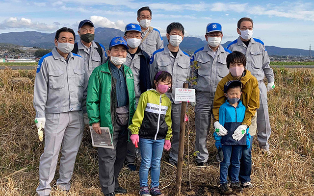 諫早市の本明川周辺に桜の苗を植えました！のイメージ