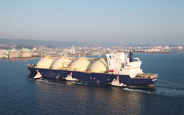 ドローンで撮影！桜島と巨大LNG船のイメージ