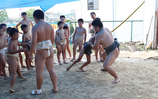 体と体のぶつかり合いのイメージ