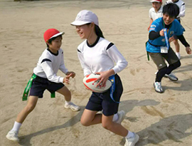 日置市立上市来小学校 タグラグビー教室の様子の写真