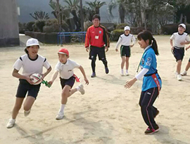 日置市立上市来小学校 タグラグビー教室の様子の写真