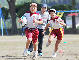 姶良市立三船小学校 タグラグビー教室の様子の写真