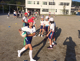 鹿児島市立吉田小学校 タグラグビー教室の様子の写真