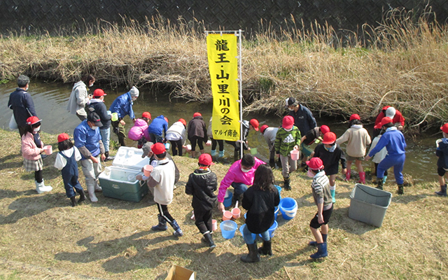 ‐「こらぼらQでんeco」の取組み‐地域の方々と一緒に、建花寺川で「サケの稚魚の放流活動」を実施しましたのイメージ