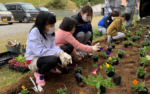 種子島の旧古田中学校跡地で地区の方々と環境保全活動を実施しましたのイメージ