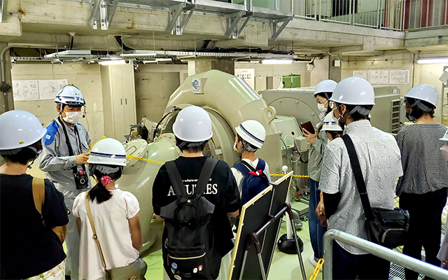 発電所にて水力発電の仕組みを学習の写真