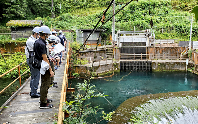 取水堰にて水力発電の仕組みを学習の写真