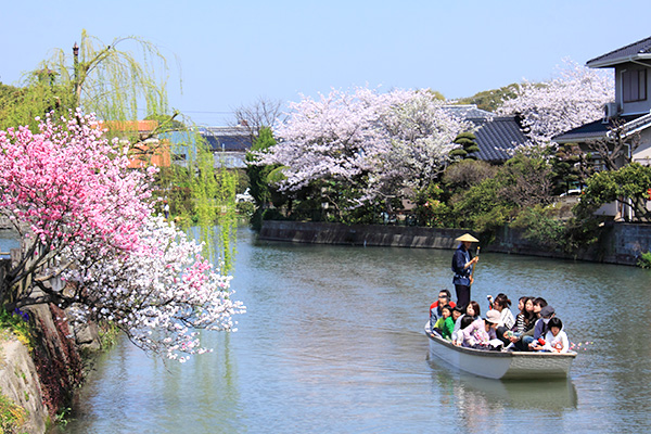 四季折々の風景が楽しめる川下りの写真