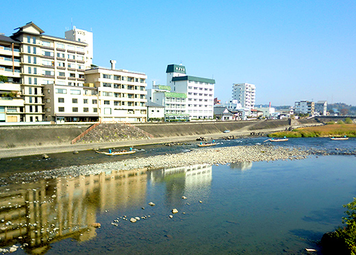 市内に流れる球磨川沿いには、温泉旅館が並びますの写真