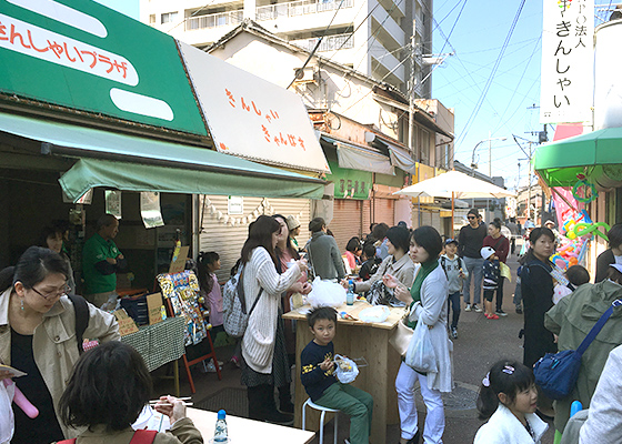 箱崎商店街で開かれる縁日の様子の写真