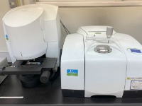 フーリエ変換赤外分光高度計（FT-IR）の写真