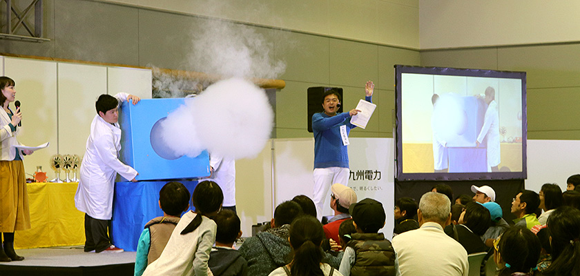 親子科学実験イベントの写真