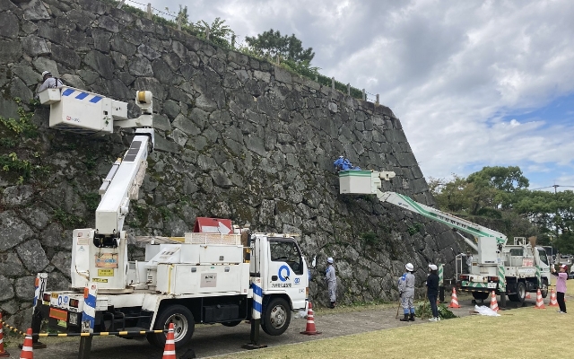 「佐賀城鯱の門」周辺の清掃活動のようす