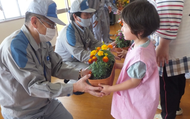 発電所周辺の園児のみなさんに花の苗をお届けのようす