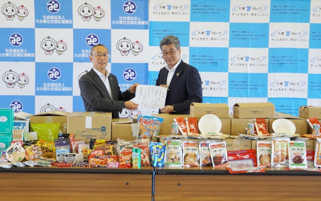フードドライブで収集した物資と備蓄食料を「フードバンクおおいた」へ贈呈のようす