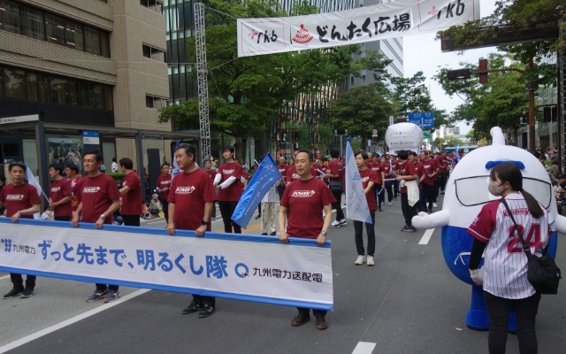 博多どんたく港まつりパレードに参加のようす