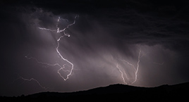 落雷から大切な家電製品や電子データを守りましょう