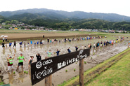 雨の田植えを楽しみました！の写真１