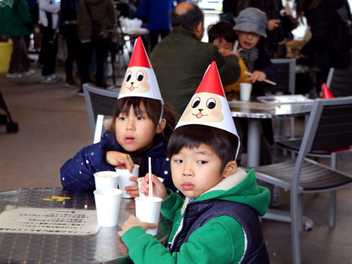 お餅を食べる子どもの写真