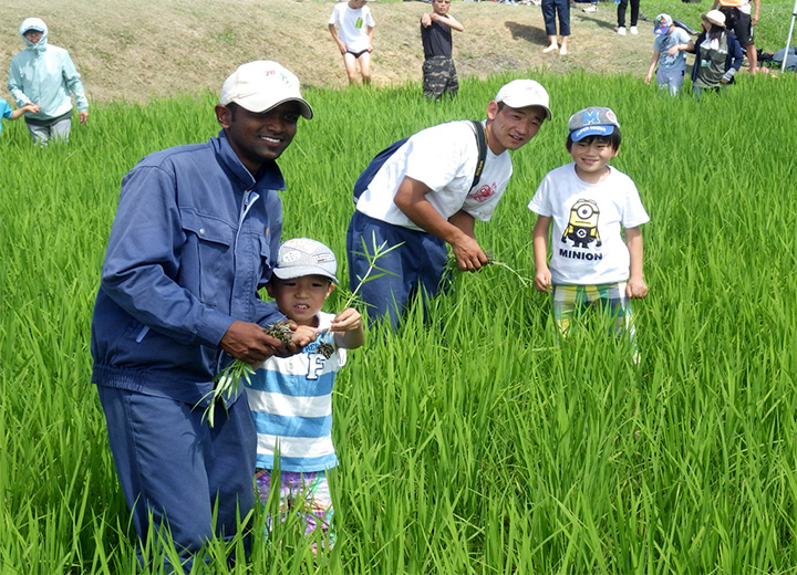 オイスカ研修生にエスコートされながらの散策の写真1