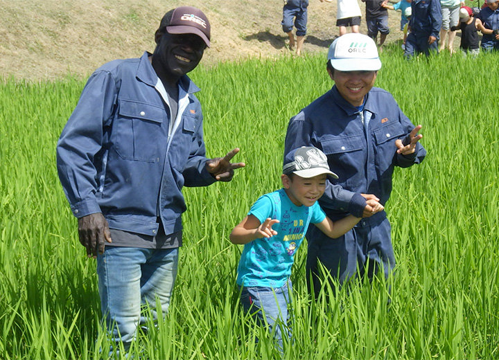 オイスカ研修生にエスコートされながらの散策の写真2