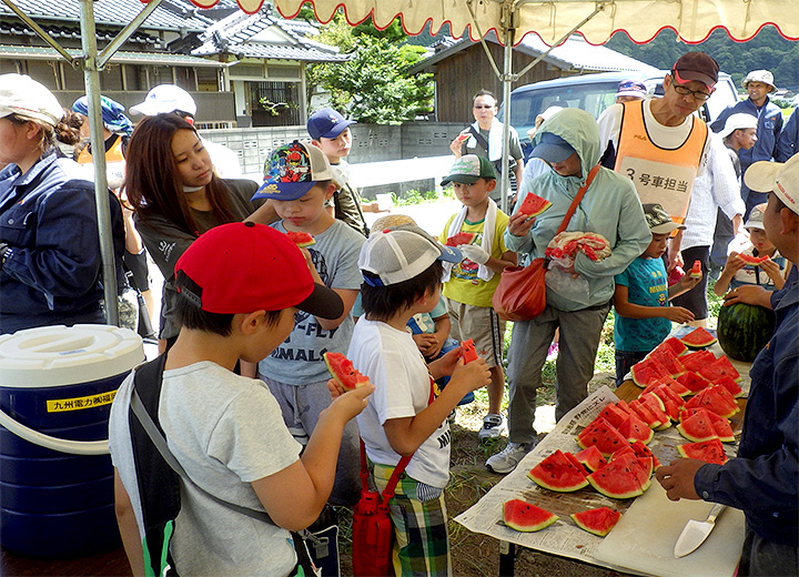 スイカで休憩の写真