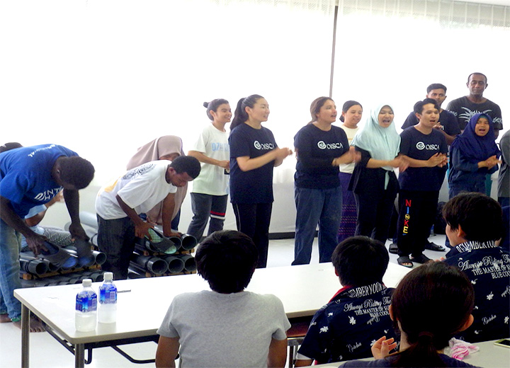 オイスカ研修生による、歌やダンス、お手製の楽器「バンブーフルート」の演奏の写真