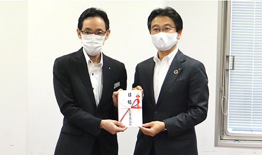 鹿児島支店から鹿児島県へ100万円を寄附の写真