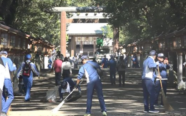 地域のみなさまと一緒に宮崎神宮の清掃活動を行いました