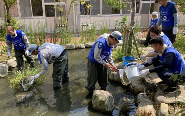 ～「こらぼらQでんeco」の取組み～伊良林小学校“ホタル池”で『藻バイバイプロジェクト』を行いました