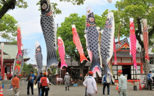 上野若宮八幡社の周辺清掃とこいのぼり掲揚の様子