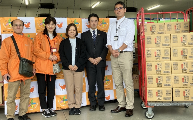 公共活動団体に食料と飲料水を寄贈しましたの様子