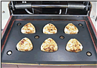 焼きおにぎりの焼き上がりの写真