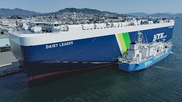 Daisy Leaderに横付けする様子の写真2
