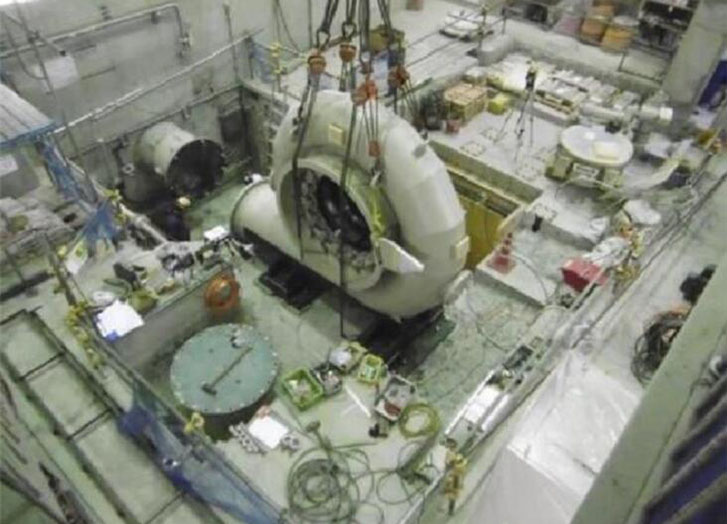 水力発電所の更新工事［小鹿野発電所］（水車吊り込み状況）の写真