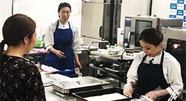 料理をする女性たち