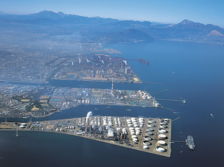 海に面した広大な工業団地（大分県）の写真