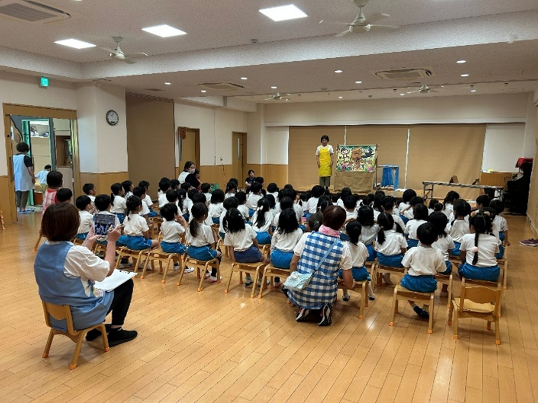 読み聞かせ風景の画像